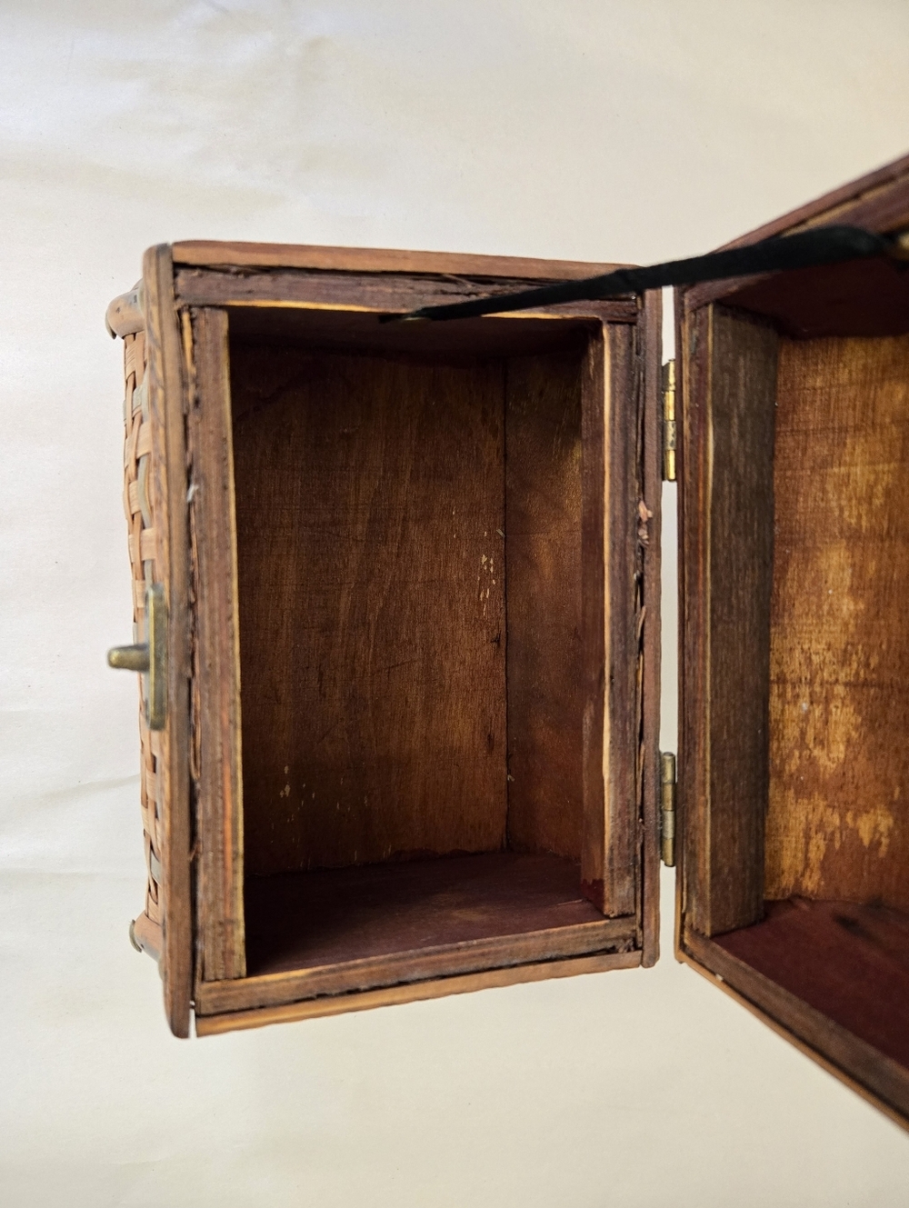 Three Hands Corp Vintage Keepsake Box Wooven Bamboo Brass Accent Latch Front - Picture 8 of 12